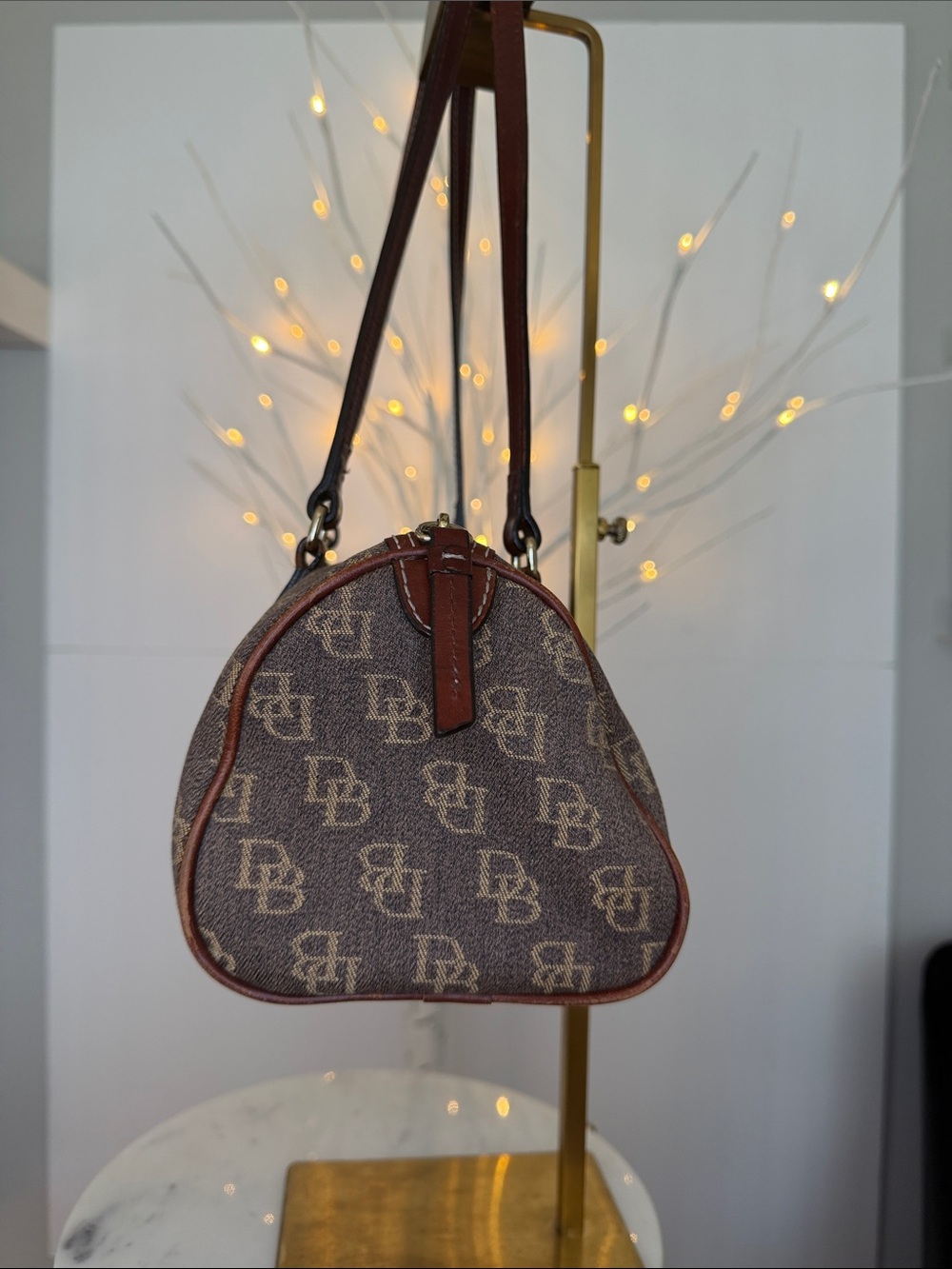 Dooney & Bourke NWOT  bag. 2 lrg inside zipper pockets/3 slots&key fob. 11 x5 - Picture 4 of 8